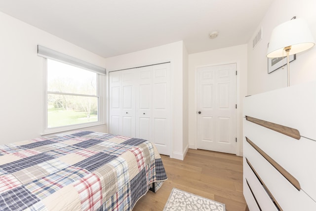 3941 Steamboat Ct, Ann Arbor, MI 48108 - bedroom featuring baseboards, visible vents, light wood-style flooring, and a closet