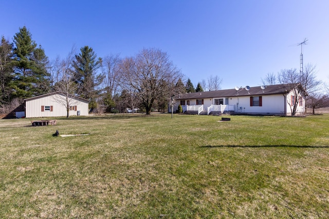 view of yard with an outbuilding