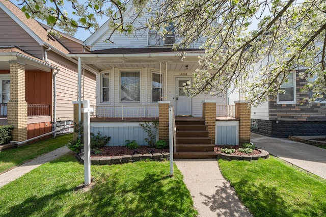 view of front of property featuring a porch and a front lawn