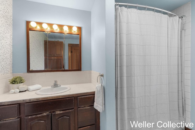 full bath featuring vanity and a shower with shower curtain