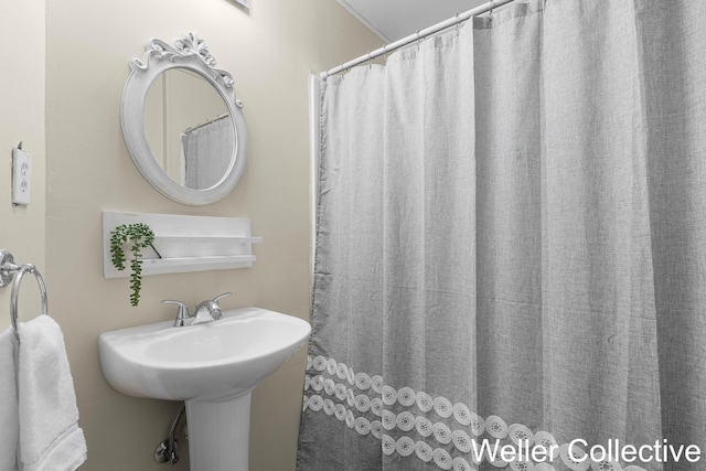 bathroom featuring a shower with shower curtain