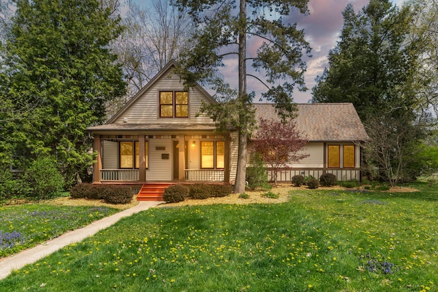 view of front facade featuring a porch and a yard