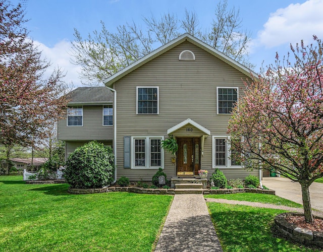 view of front of property featuring a front yard