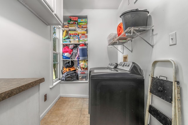 laundry room with plenty of natural light, baseboards, and washing machine and clothes dryer