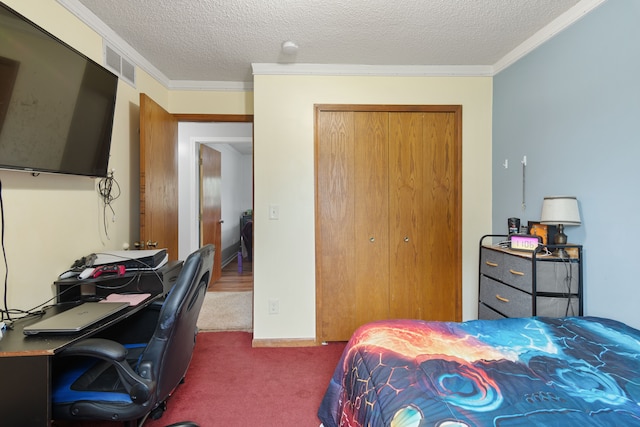 bedroom with visible vents, a closet, ornamental molding, a textured ceiling, and carpet flooring