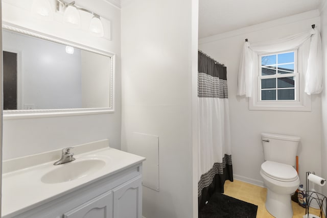 full bathroom with vanity, crown molding, curtained shower, and toilet