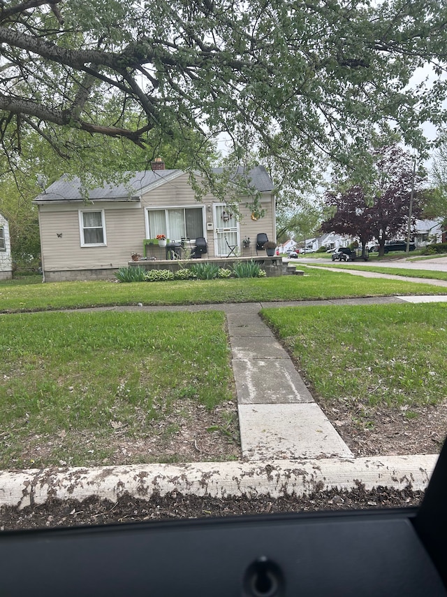 view of front of house featuring a front yard