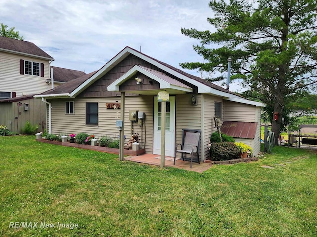 view of front of house with a front lawn