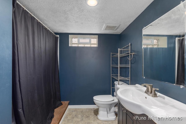 full bath featuring toilet, visible vents, curtained shower, and a healthy amount of sunlight