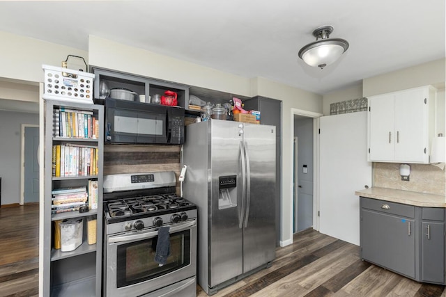 kitchen featuring dark wood-style floors, light countertops, tasteful backsplash, appliances with stainless steel finishes, and gray cabinetry