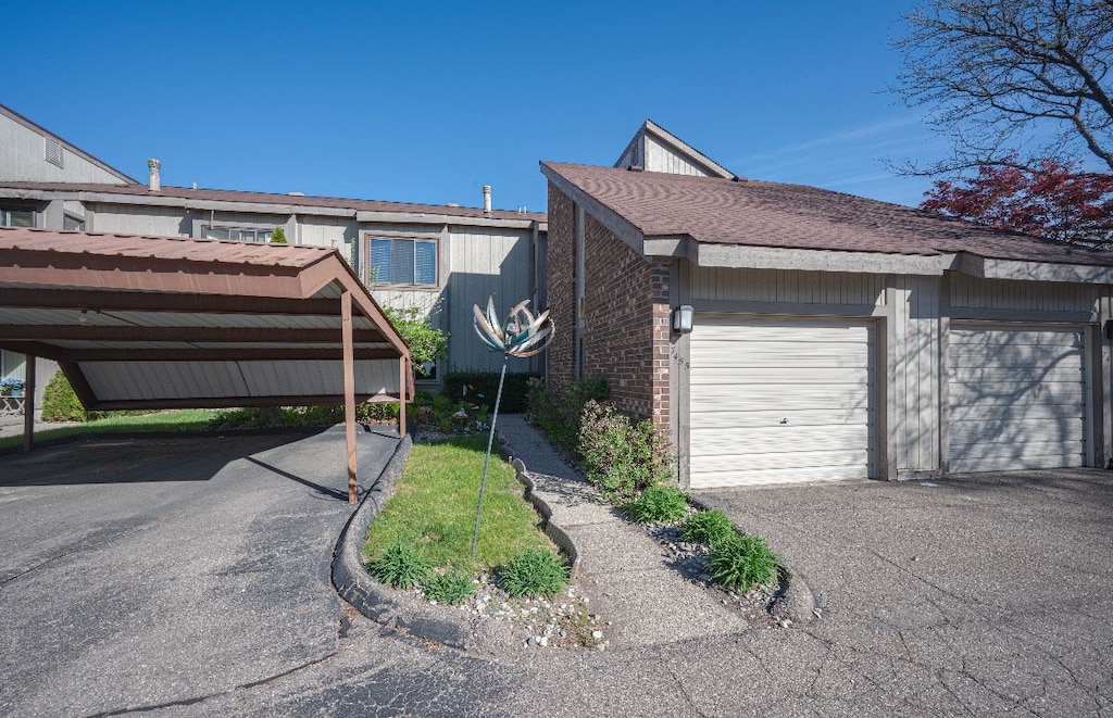 7455 Brynmawr Ct Unit 31, West Bloomfield, MI 48322 - view of front of house featuring brick siding
