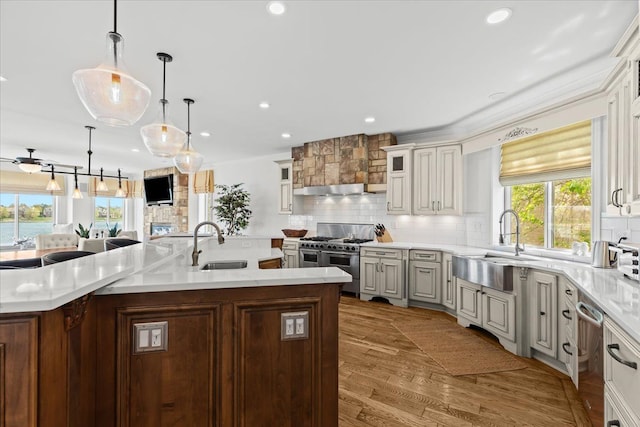 kitchen featuring a sink, tasteful backsplash, a large island, and appliances with stainless steel finishes
