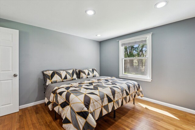 bedroom with recessed lighting, baseboards, and hardwood / wood-style flooring
