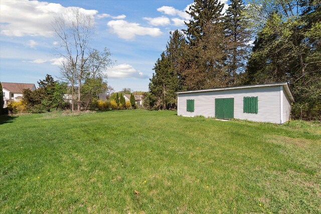 view of yard with an outbuilding