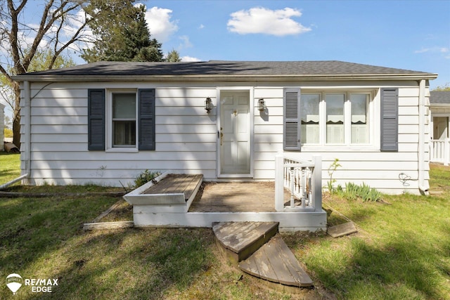 7309 N Genesee Rd, Genesee, MI 48437 - bungalow-style home with a shingled roof and a front lawn
