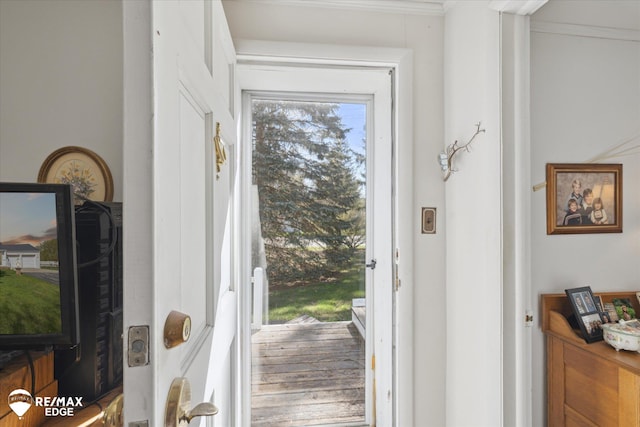7309 N Genesee Rd, Genesee, MI 48437 - entryway with crown molding