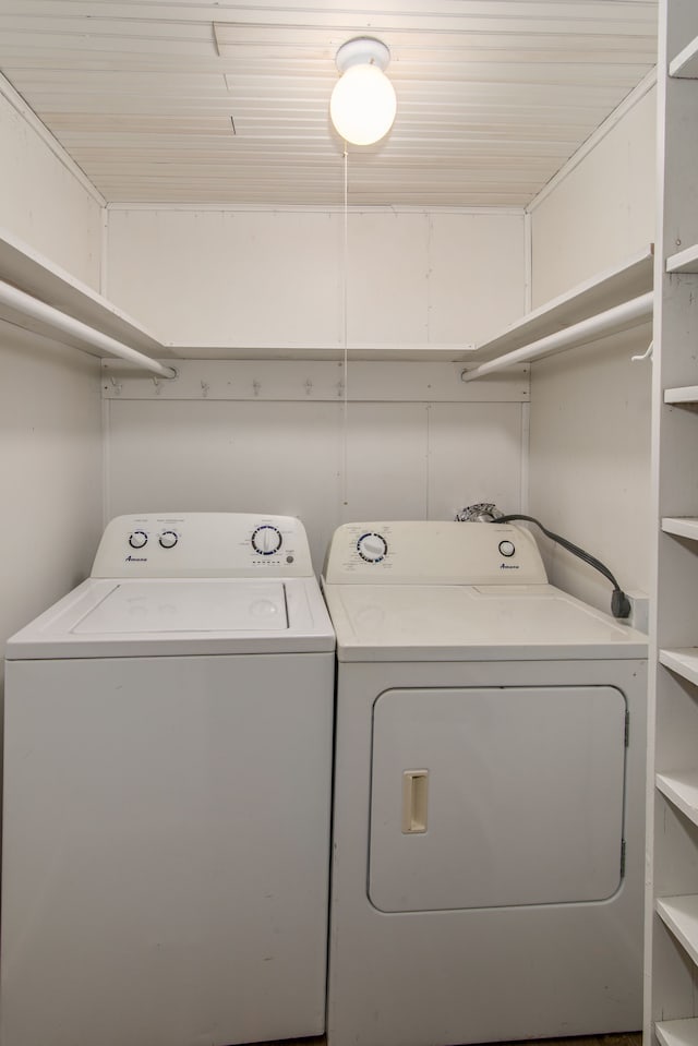 1636 N Grand Traverse St, Flint, MI 48503 - laundry room featuring laundry area, independent washer and dryer, and wooden ceiling