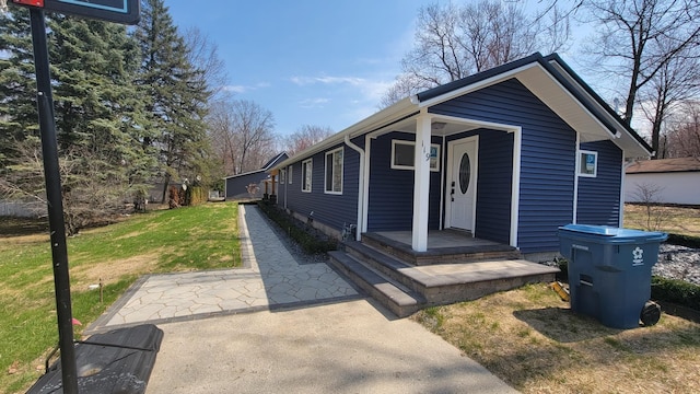119 Desoto Ave, Houghton Lake, MI 48629 - bungalow-style house with a front lawn