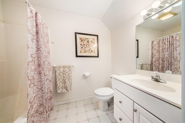bathroom featuring toilet, baseboards, a shower with shower curtain, and vanity