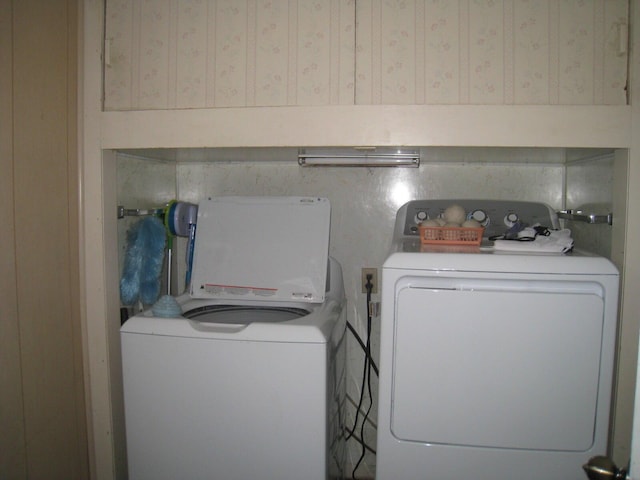 laundry room with laundry area and independent washer and dryer