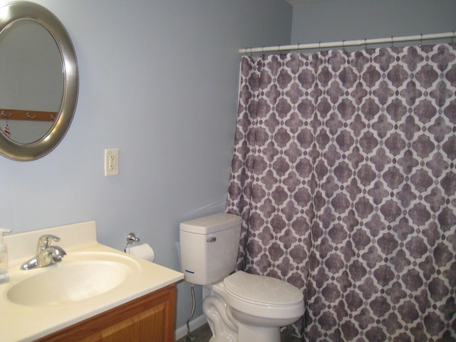 bathroom with toilet, a shower with shower curtain, and vanity