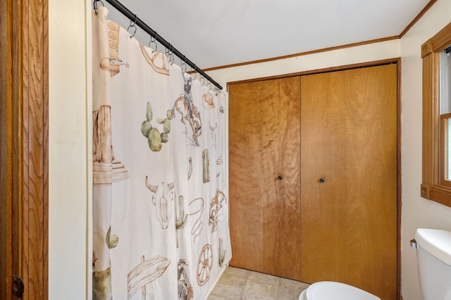 4824 Little Cedar Creek Dr, Attica, MI 48412 - full bathroom featuring toilet, crown molding, and curtained shower