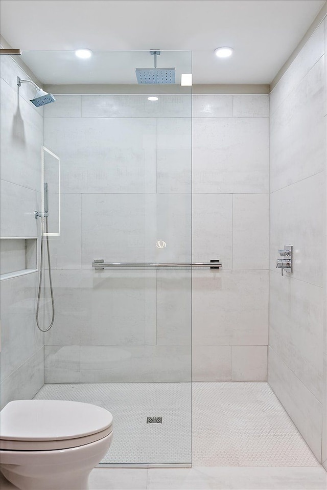 full bath with toilet, recessed lighting, and a tile shower