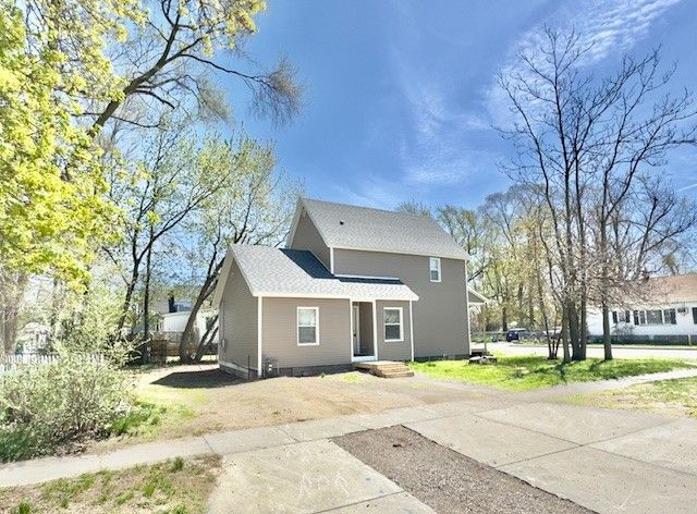 view of front of house with driveway