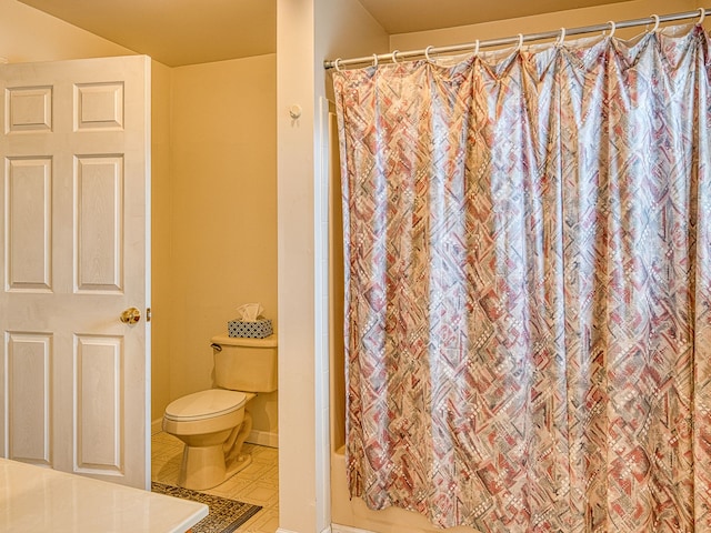 bathroom with shower / tub combo with curtain and toilet