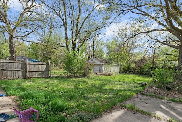 view of yard featuring a detached garage and fence