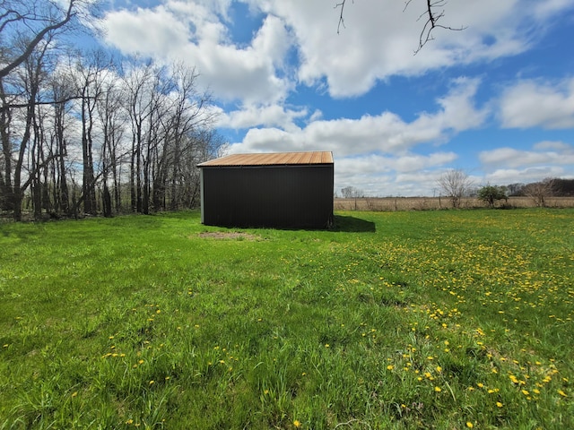 view of yard featuring an outbuilding
