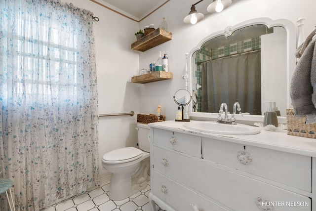 full bathroom featuring crown molding, vanity, a shower with curtain, and toilet