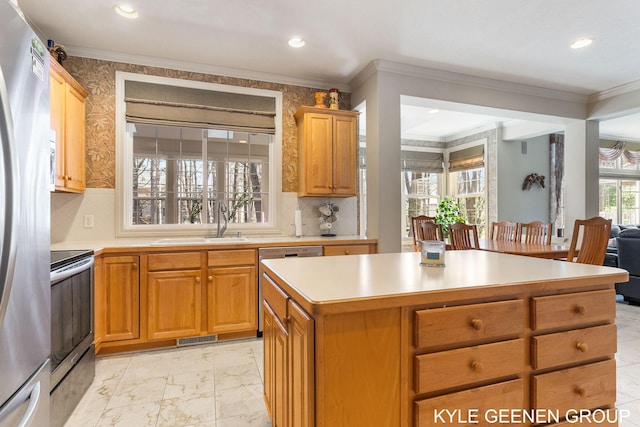 kitchen featuring crown molding, visible vents, light countertops, a sink, and stainless steel appliances