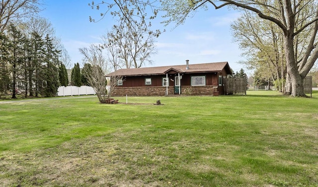 view of front of house featuring fence and a front yard