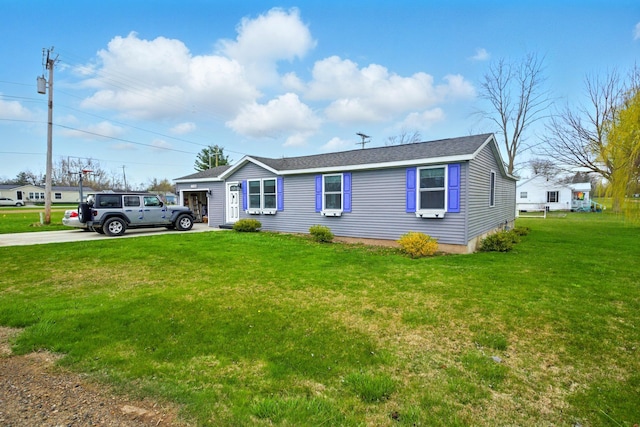 view of front of home featuring a front lawn