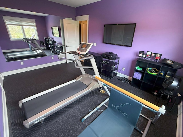 exercise area featuring baseboards