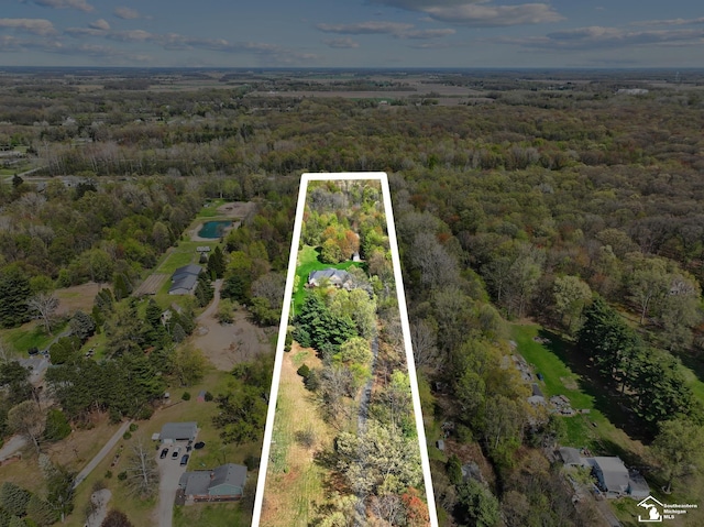 birds eye view of property featuring a forest view