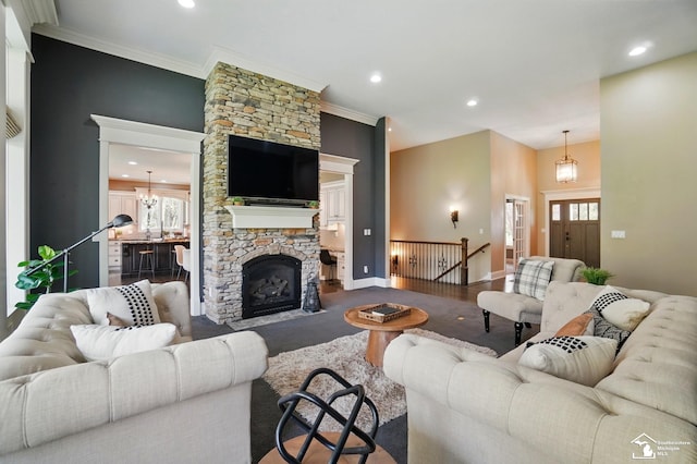 living room featuring crown molding, baseboards, plenty of natural light, and recessed lighting