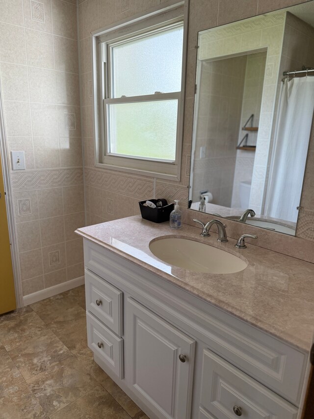bathroom featuring a shower with curtain and vanity