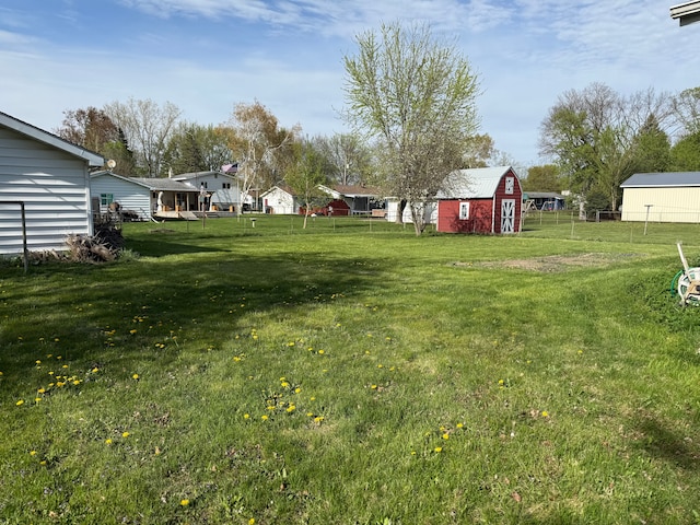 view of yard featuring an outdoor structure