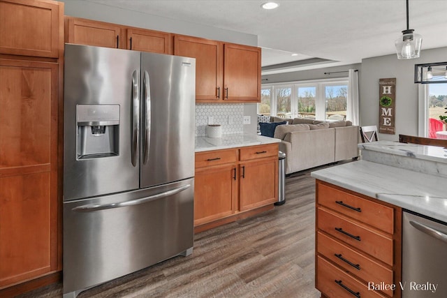 kitchen featuring open floor plan, dark wood-type flooring, recessed lighting, tasteful backsplash, and appliances with stainless steel finishes