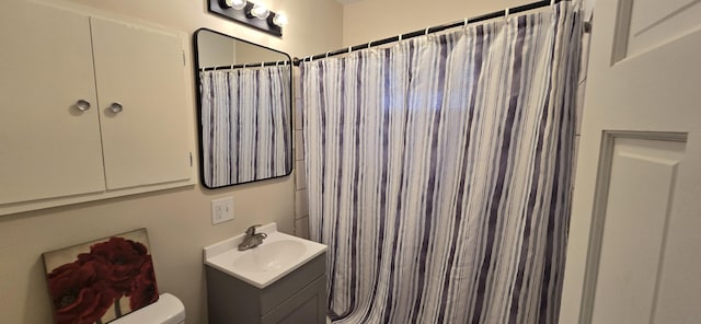 full bath with toilet, a shower with shower curtain, and vanity