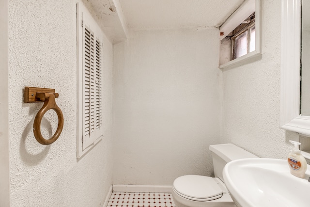 16924 Muirland St, Detroit, MI 48221 - bathroom with toilet, baseboards, and a sink