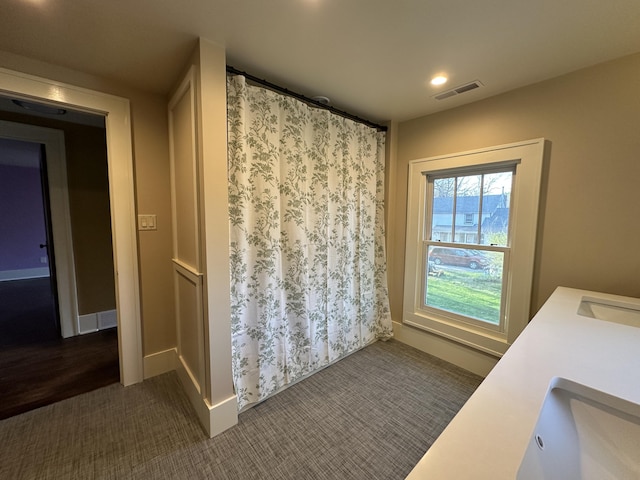 full bathroom featuring visible vents, curtained shower, baseboards, recessed lighting, and a sink