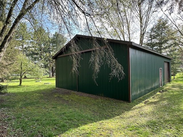 view of pole building featuring a yard