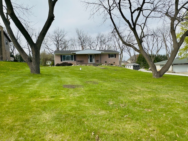 view of front of property featuring brick siding and a front yard