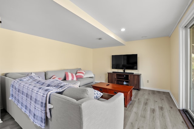 living area with visible vents, recessed lighting, light wood-style flooring, and baseboards