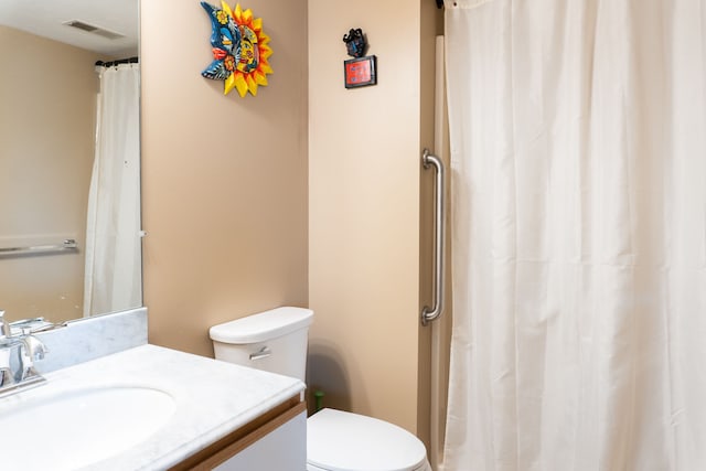 full bathroom featuring visible vents, a shower with curtain, toilet, and vanity