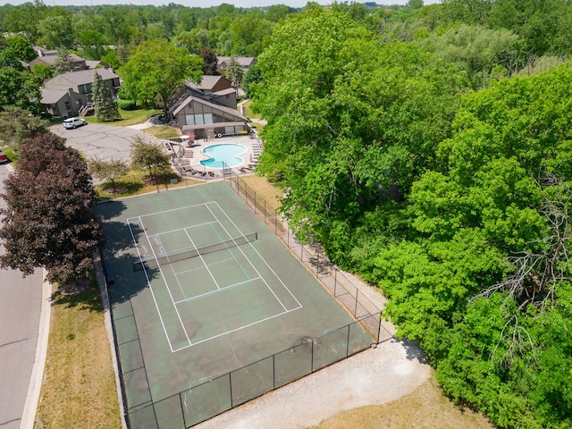 birds eye view of property featuring a forest view