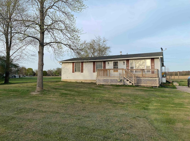 manufactured / mobile home with a front yard